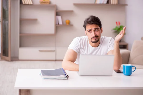 Joven hombre guapo en casa — Foto de Stock