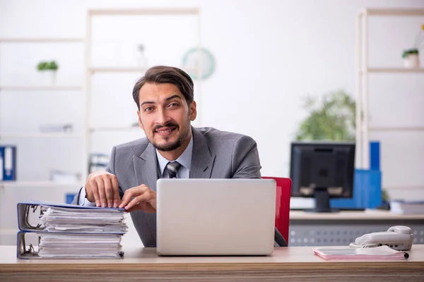 Young businessman employee working in the office — Stock Photo, Image
