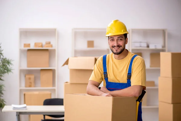 Jovem empreiteiro do sexo masculino fazendo realocação casa — Fotografia de Stock