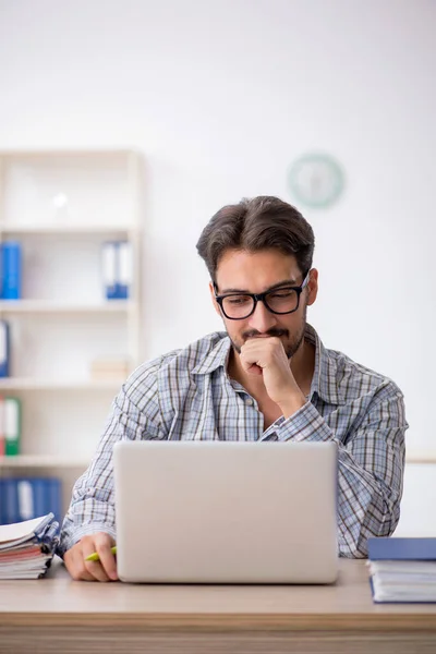 Joven empleado masculino sentado en la oficina — Foto de Stock