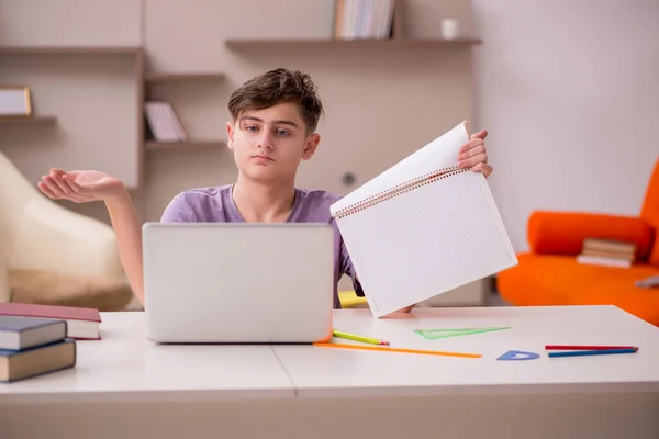 Skolpojke förbereder sig för tentor hemma — Stockfoto