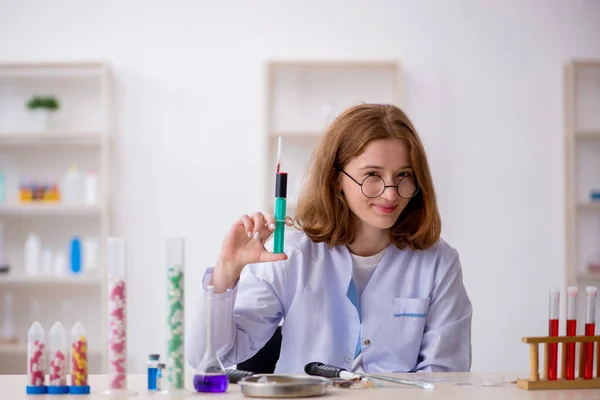 Молода жінка-хімік, що працює в лабораторії — стокове фото