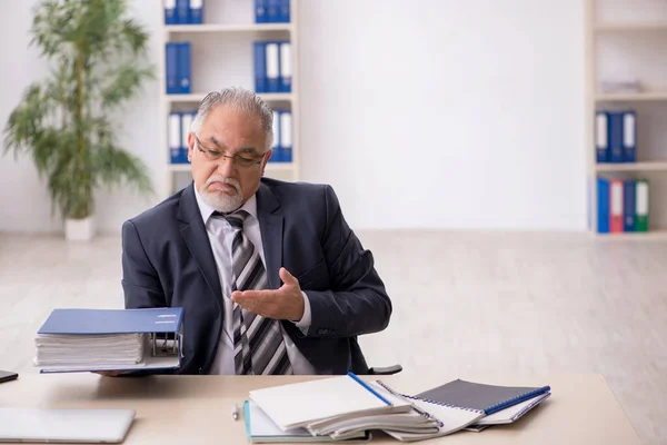 Ancien employé masculin travaillant dans le bureau — Photo