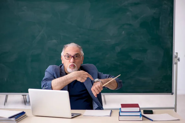 Gammal manlig lärare i klassrummet — Stockfoto