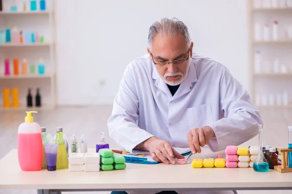 Viejo químico probando jabón en el laboratorio —  Fotos de Stock