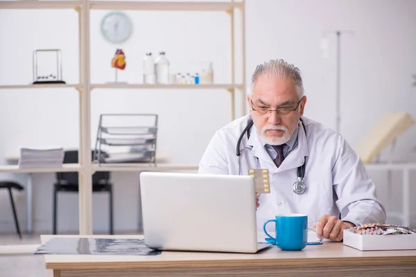 Alt männlich doktor working im die klinik — Stockfoto