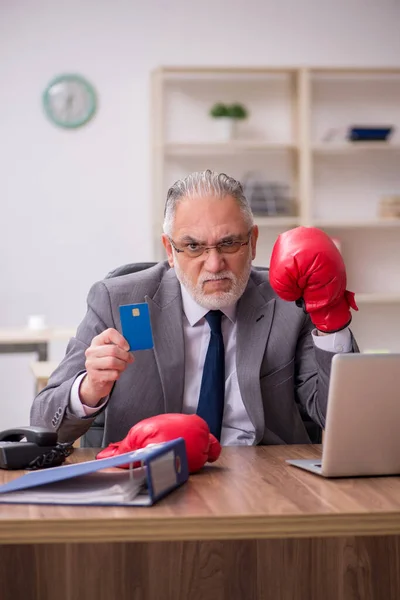 Alter Geschäftsmann mit Kreditkarte und Boxen — Stockfoto