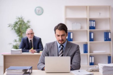 Ofiste çalışan iki erkek çalışan.