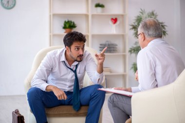 Genç işadamı psikologu ziyaret etti