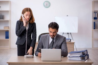 Ofiste çalışan iki meslektaşım.