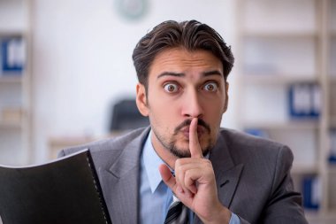 Ofiste çalışan genç bir erkek.