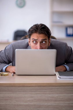 Ofiste çalışan genç bir erkek.