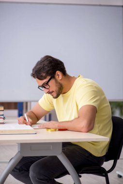 Sınavlara hazırlanan genç bir erkek öğrenci.