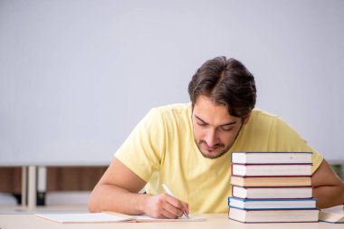Sınavlara hazırlanan genç bir erkek öğrenci.