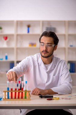 Laboratuvarda çalışan genç bir kimyager.