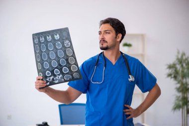 Klinikte çalışan genç bir erkek radyolog.