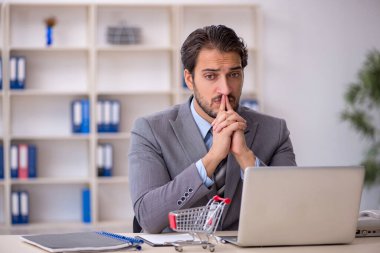 E-ticaret konsepti genç erkek çalışanı