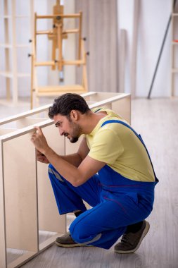 Evde çalışan genç erkek marangoz.