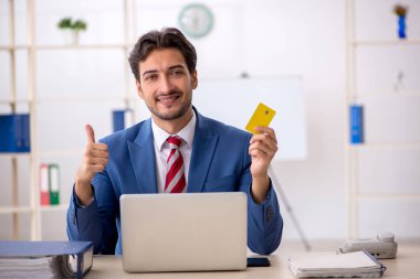 E-ticaret konsepti genç erkek çalışanı