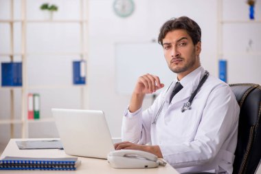 Teletıp konseptinde genç bir doktor.