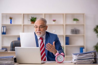 Zaman yönetimi konseptinde eski erkek çalışan