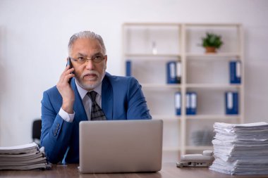 Eski erkek çalışanım ve ofiste çok işim var.