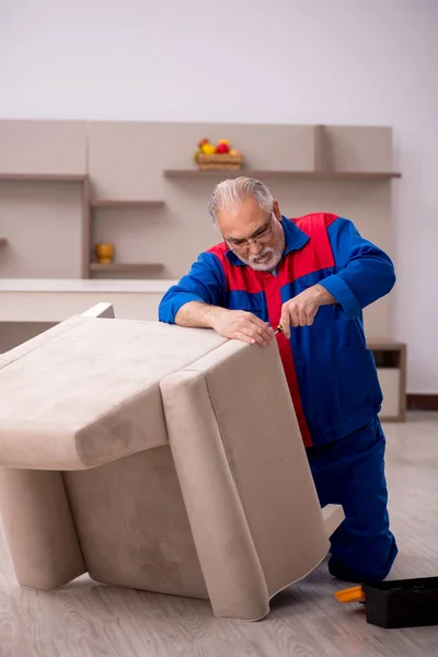 Yaşlı erkek marangoz içeride çalışıyor. — Stok fotoğraf