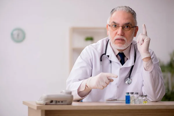 Old male doctor in vaccination concept — Stock Photo, Image