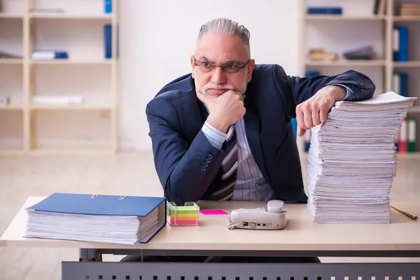 Stary pracownik biznesowy niezadowolony z nadmiernej pracy w biurze — Zdjęcie stockowe