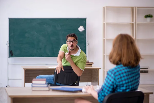 Twee studenten hebben plezier in de klas — Stockfoto