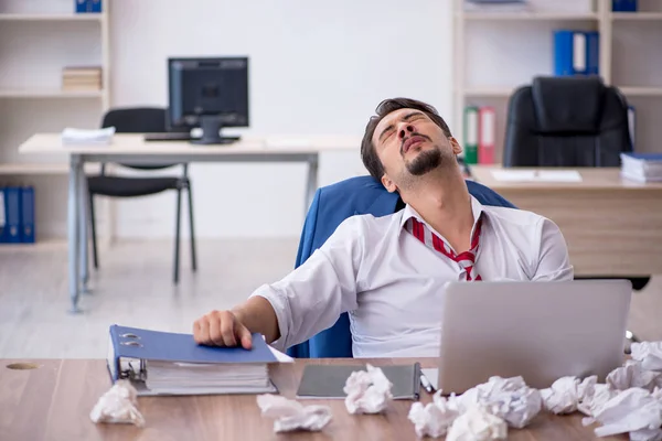 Joven empleado masculino en el concepto de lluvia de ideas — Foto de Stock