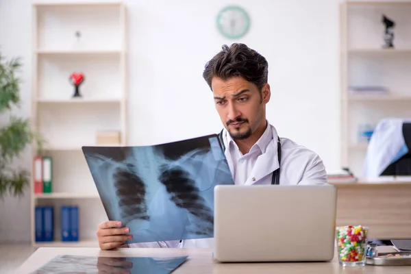 Klinikte çalışan genç bir erkek radyolog. — Stok fotoğraf