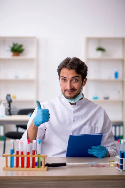 Joven químico masculino trabajando en el laboratorio —  Fotos de Stock