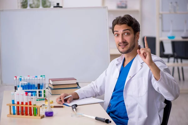 Jovem químico do sexo masculino que trabalha no laboratório — Fotografia de Stock