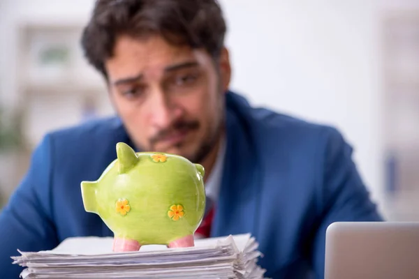 Ung manlig anställd i planeringen pensionering koncept — Stockfoto