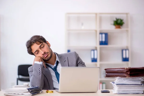 Joven empleado masculino en concepto de sueño excesivo — Foto de Stock