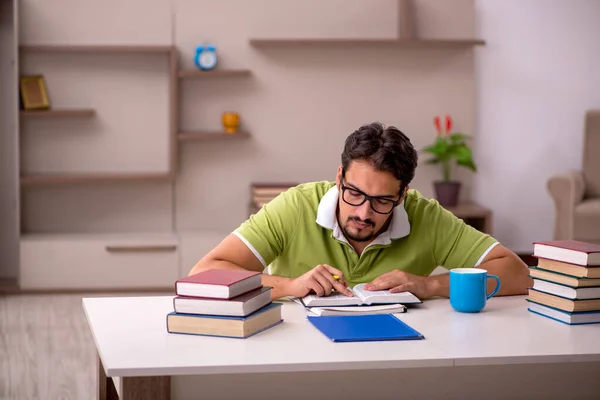 Jeune étudiant masculin étudiant à la maison — Photo