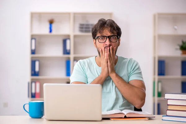 Junge männliche Schüler bereiten sich im Klassenzimmer auf Prüfungen vor — Stockfoto