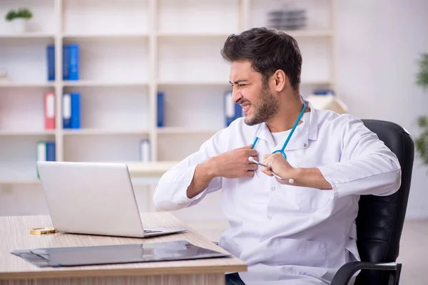 Klinikte çalışan genç erkek doktor. — Stok fotoğraf