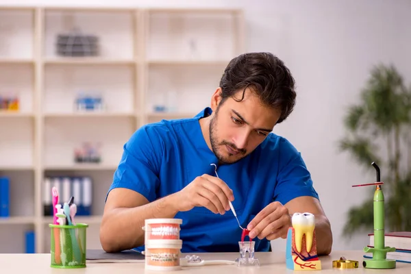 Junger Zahnarzt arbeitet in der Klinik — Stockfoto