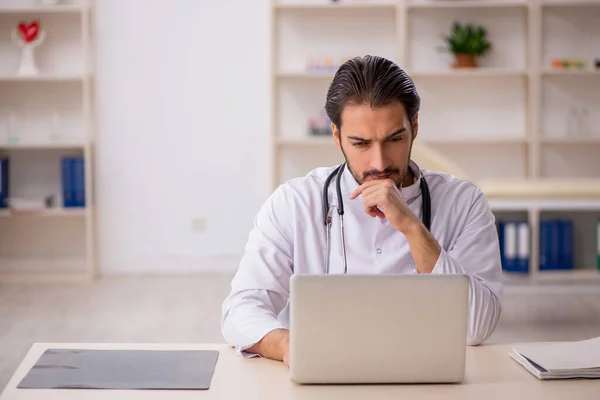 Giovane medico di sesso maschile nel concetto di telemedicina — Foto Stock