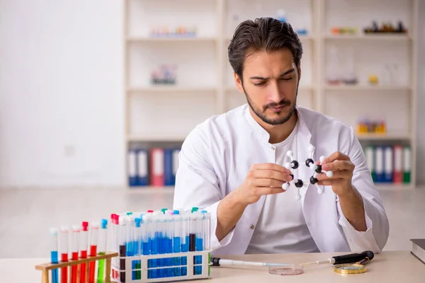 Молодий хімік-чоловік працює в лабораторії — стокове фото