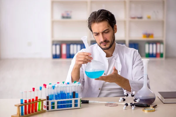 Giovane chimico di sesso maschile che lavora in laboratorio — Foto Stock