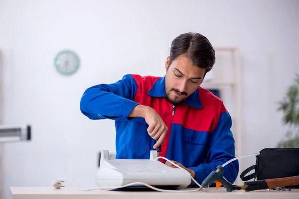 年轻的男性修理工修理加热器 — 图库照片