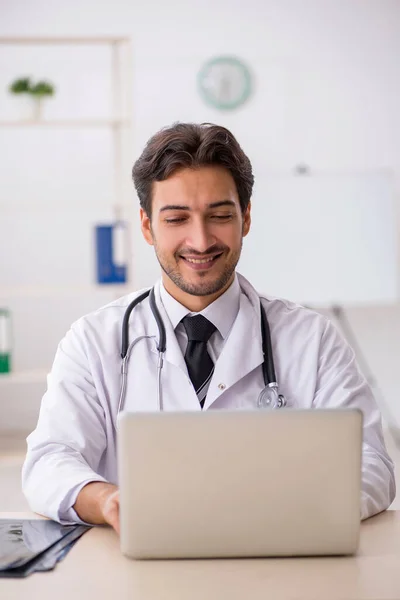 Joven doctor en concepto de telemedicina —  Fotos de Stock