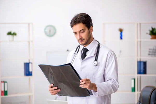 Junge Ärztin arbeitet in der Klinik — Stockfoto