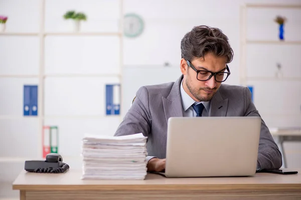 Jovem trabalhador masculino sentado no local de trabalho — Fotografia de Stock