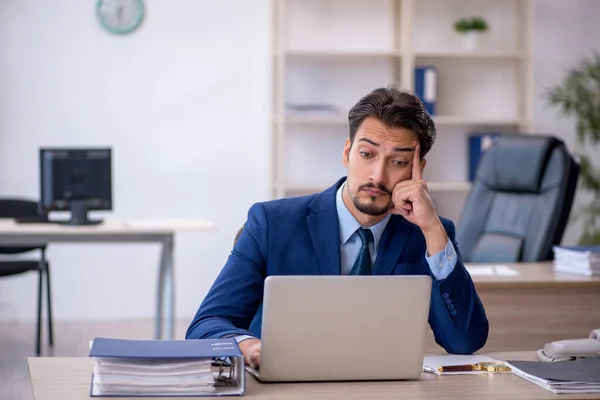 Giovane dipendente maschile che lavora in ufficio — Foto Stock