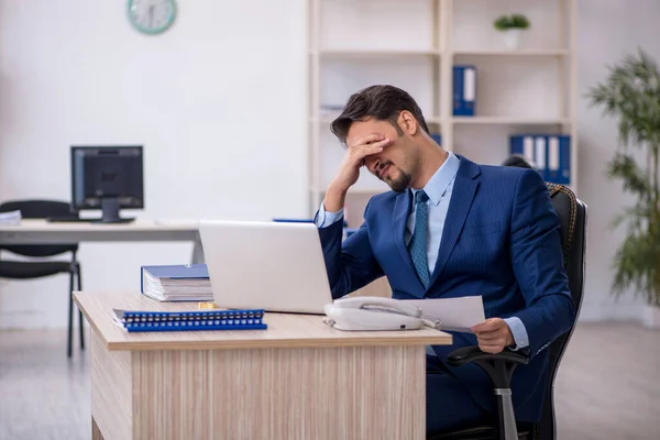 Giovane dipendente maschile che lavora in ufficio — Foto Stock