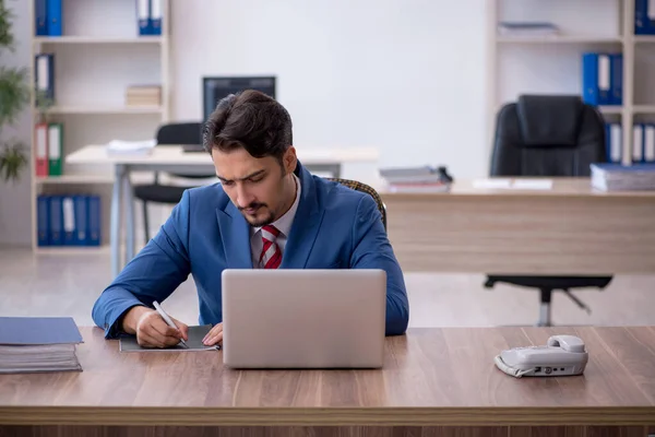 Joven empleado masculino que trabaja en la oficina —  Fotos de Stock